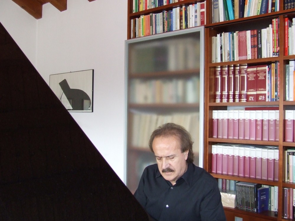 Il maestro Luciano Basso mentre compone al pianoforte nel suo studio